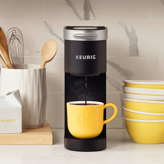 9. Идеальный вариант для мамы, любящей кофе и стремящейся максимально использовать пространство кухни - мини-кофеварка-0