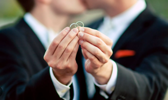 Presente divertido de noivado para casal gay: 10 ideias-0