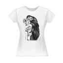 Vacker kvinnlig karikatyr i svartvitt överdriven stil som presenttryck på T-shirt