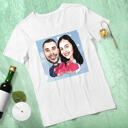 Pari värillistä romanttista pilapiirrosta valokuvista T-paidan lahjana