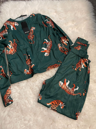 12. Para as raparigas que adoram pijamas com estilo e super confortáveis - NWT Nasty Gal Tiger Pajama Set in Size 2-0