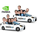 Caricature personnalisée d'un groupe conduisant une voiture avec logo