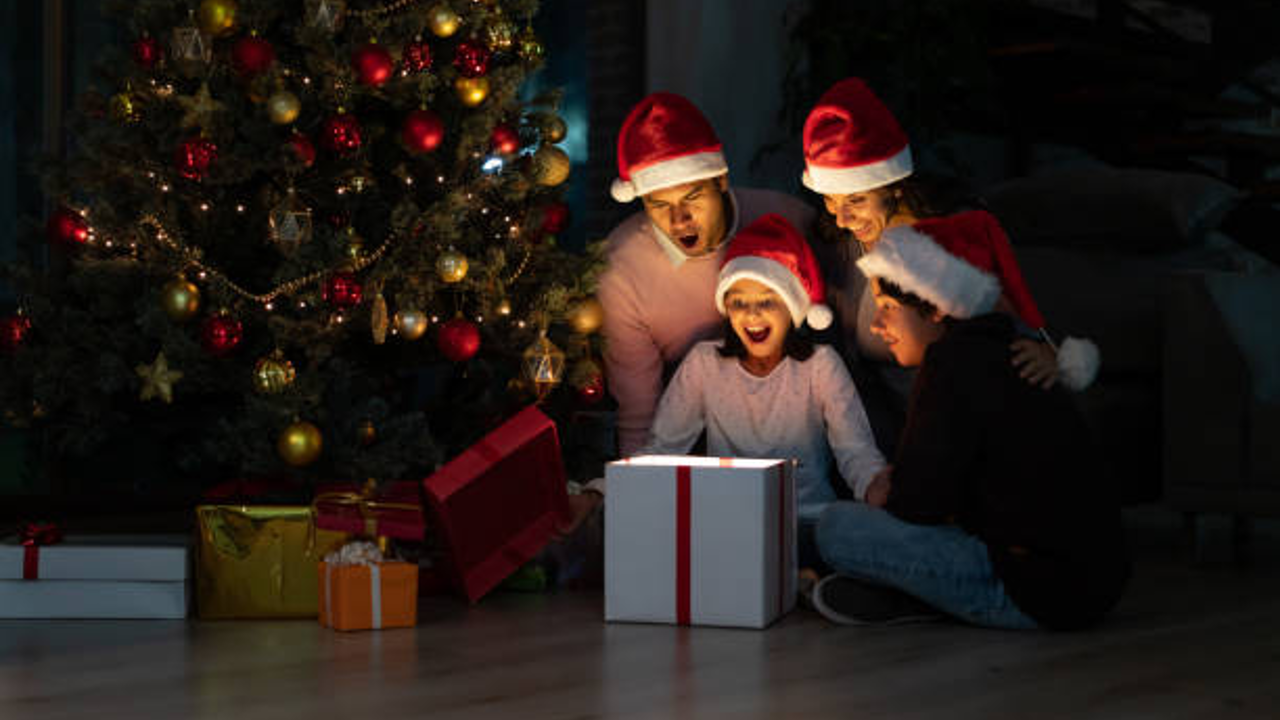 https://img.photolamus.com/WGO7gP81/1280x720/c/m/c199c9d626c33e690088e6c907e94607/15-family-gift-ideas-for-a-memorable-christmas-1280x1280.png