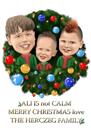 Caricatura de un grupo familiar en una corona navideña