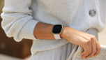 9. Une montre intelligente de santé avancée Fitbit Sense-0
