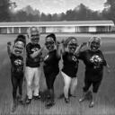 Lycklig gruppkarikatyr i svartvit stil med anpassad bakgrund från foton