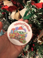 2. Von Baby Yoda inspirierte Acryl-Weihnachtsverzierung-0